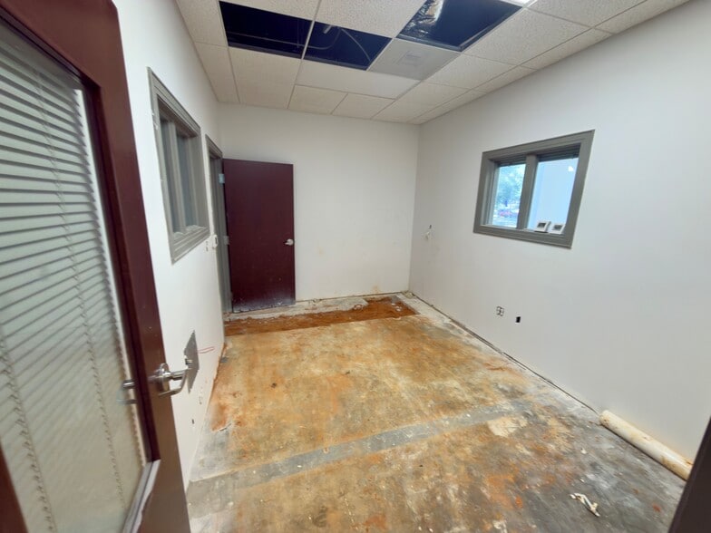 More Photos Of 5061 N 12th Ave, Pensacola Bank For Lease