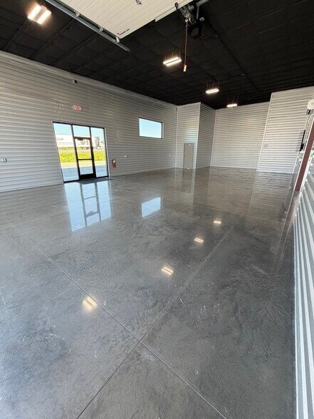 More Photos Of 540-570 N Service Rd, Saint Peters Flex For Lease
