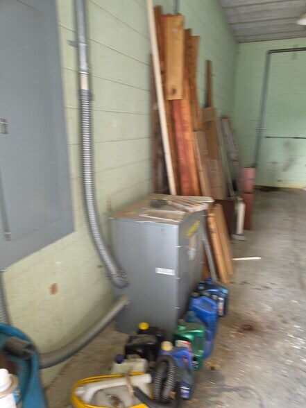 More Photos Of 907 N Pierce St, Alma Industrial For Sale