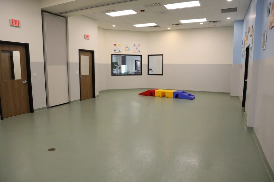 More Photos Of 2020 N Kelly Ave, Edmond Veterinarian Kennel For Sale
