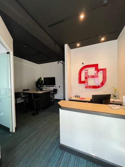 More Photos Of 2434 E Dempster St, Des Plaines Medical For Lease