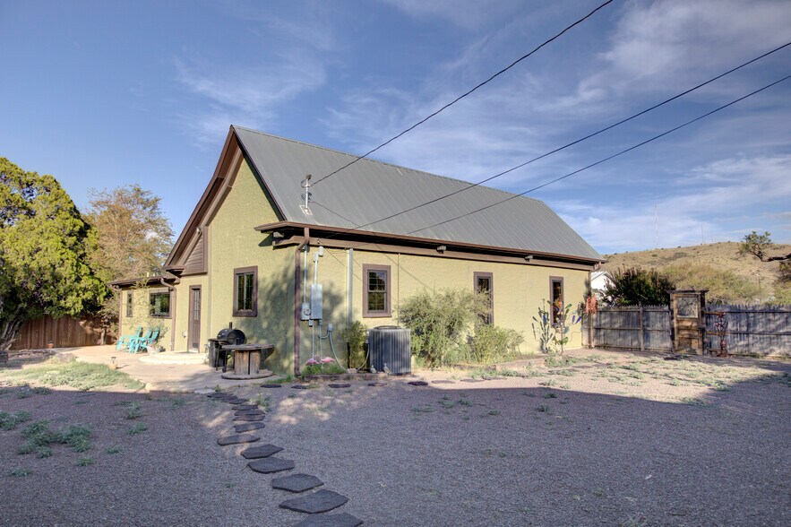 More Photos Of 405 W Avenue E, Alpine Specialty For Sale