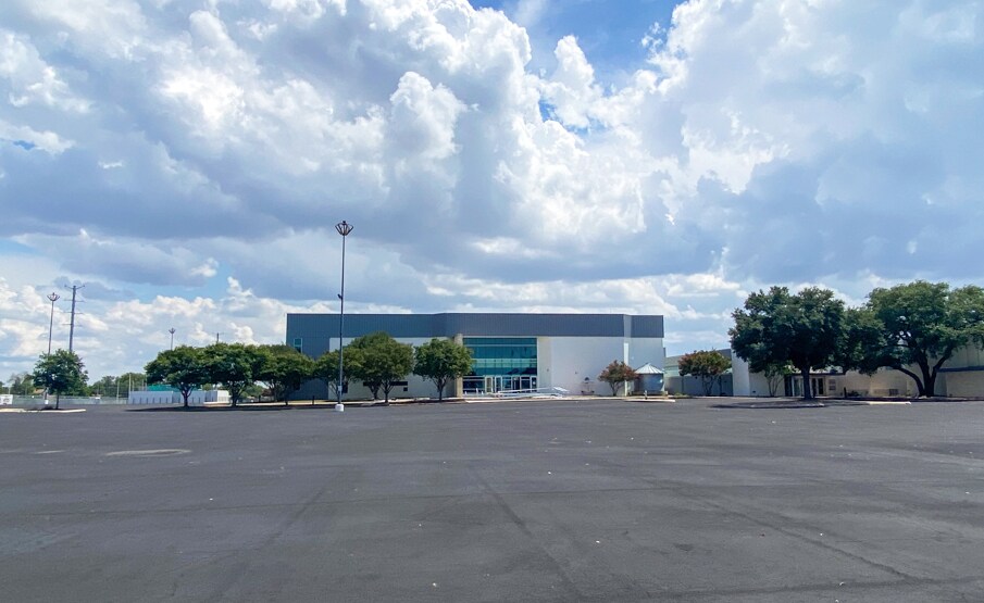 More Photos Of 1 Fanatical Pl, Windcrest Manufacturing For Lease