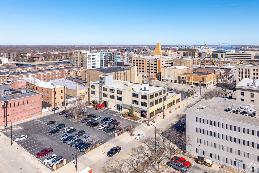 More Photos Of 118 S Adams St, Green Bay Office For Lease