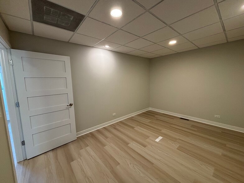 More Photos Of 75 E Division St, Mundelein Office Residential For Lease