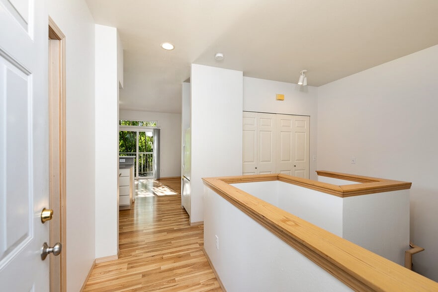 More Photos Of 913 13th Ave, Seattle Apartments For Sale