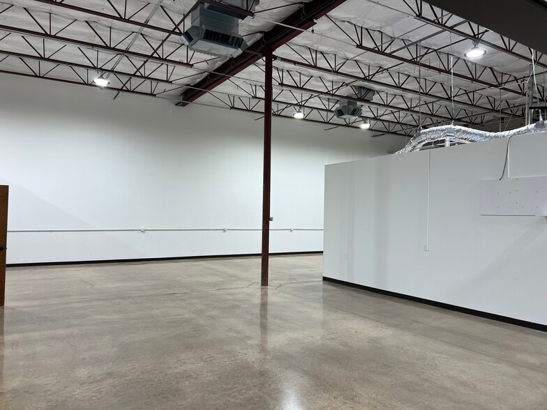 More Photos Of 10939 Shady Trl, Dallas Distribution For Lease