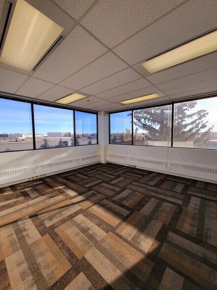 More Photos Of 3115 12th St NE, Calgary Office For Sale