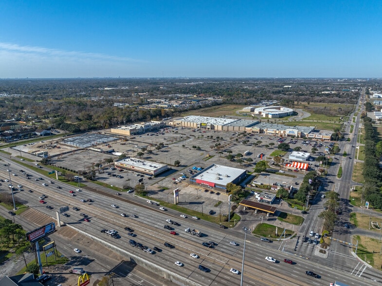 More Photos Of 10251-10261 North Fwy, Houston General Retail For Sale
