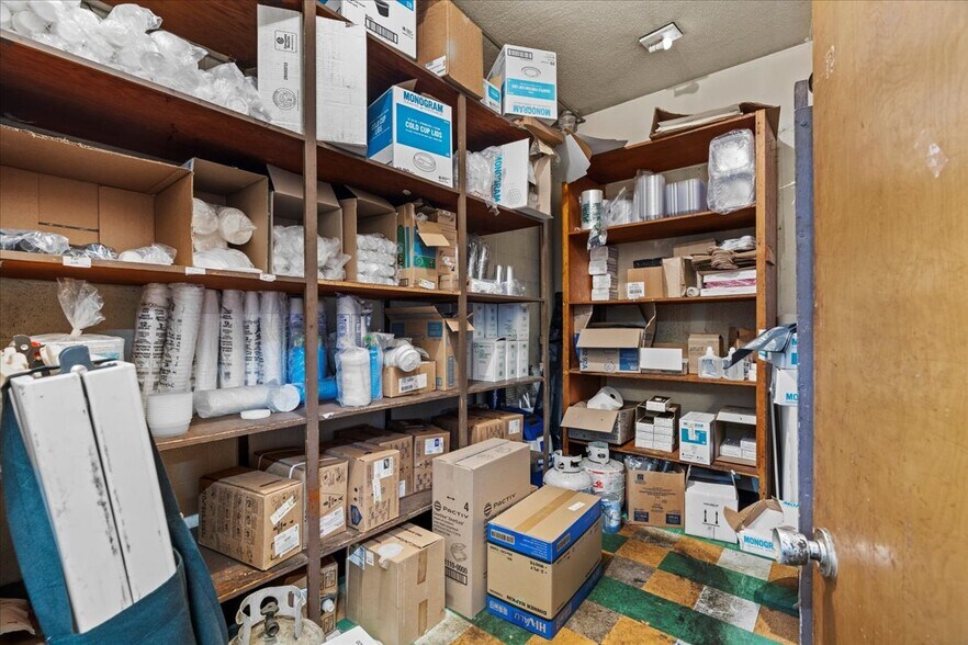 More Photos Of 535 S Columbia River Hwy, Saint Helens General Retail For Lease