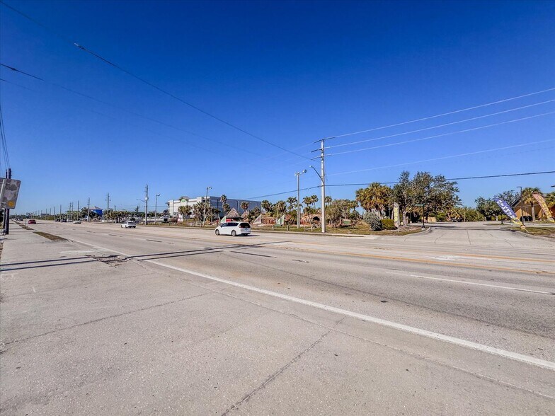 More Photos Of 17671-17681 San Carlos Blvd, Fort Myers Marina For Sale