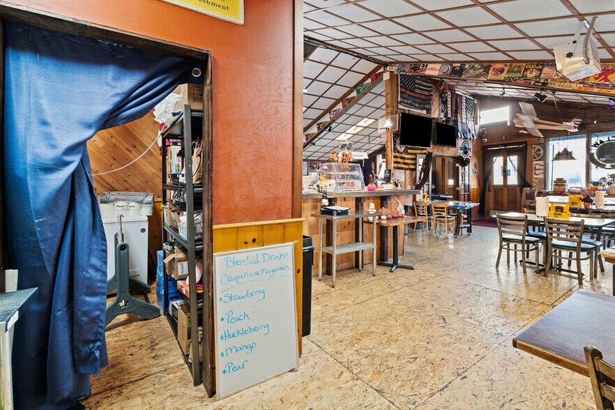 More Photos Of 6425 Pacific Ave, Cloverdale General Retail For Sale