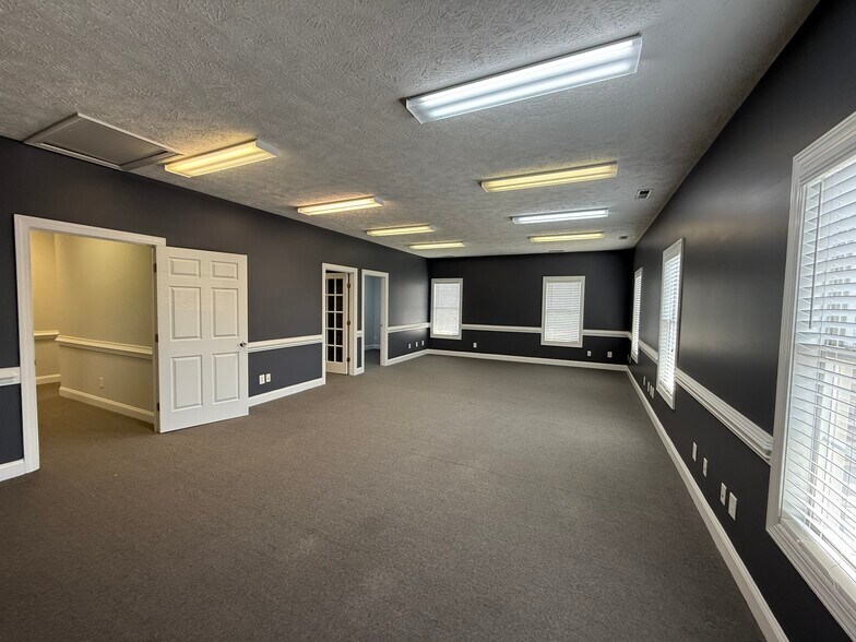 More Photos Of 2936 Breezewood Ave, Fayetteville Office For Lease