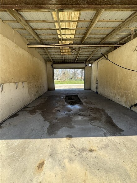 More Photos Of 204 W Maple St, Shelbina Carwash For Sale