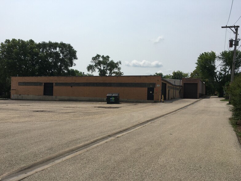 More Photos Of 325 N 4th St, Libertyville Industrial For Sale