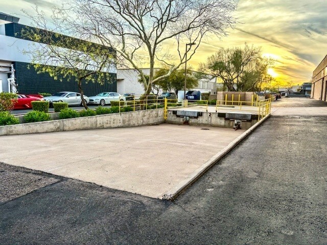 More Photos Of 7777 E Paradise Ln, Scottsdale Light Distribution For Lease