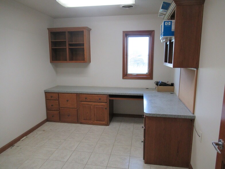 More Photos Of 3105 Great Northern, Springfield Warehouse For Sale