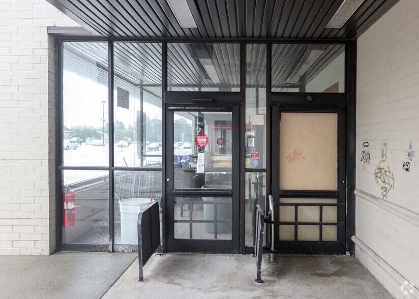 More Photos Of 11625 Fox Rd, Indianapolis Supermarket For Lease