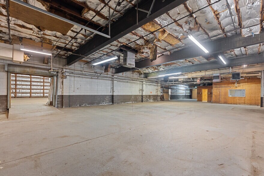 More Photos Of 314 E Market St, Warsaw Showroom For Sale