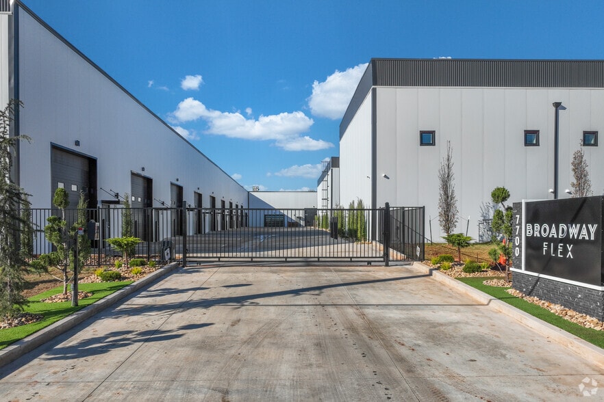 More Photos Of 7700 Broadway Ext, Oklahoma City Light Distribution For Sale