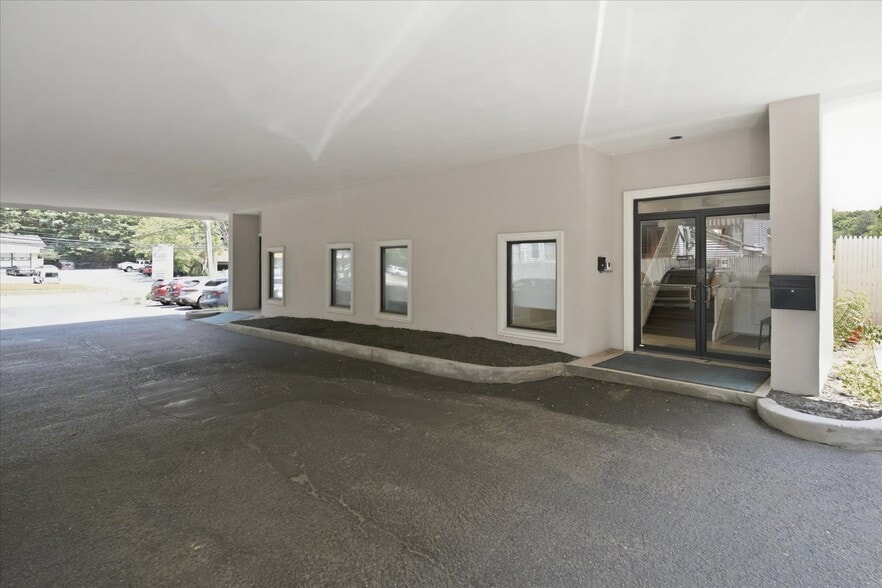 More Photos Of 1038 West Jericho Tpke, Smithtown Office For Sale