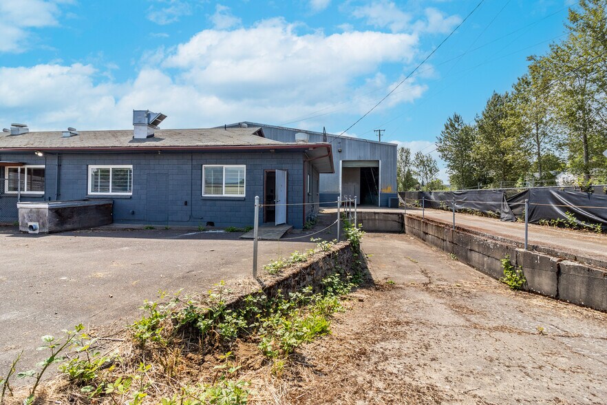 More Photos Of 3215 Meadow Ln, Eugene Manufacturing For Sale
