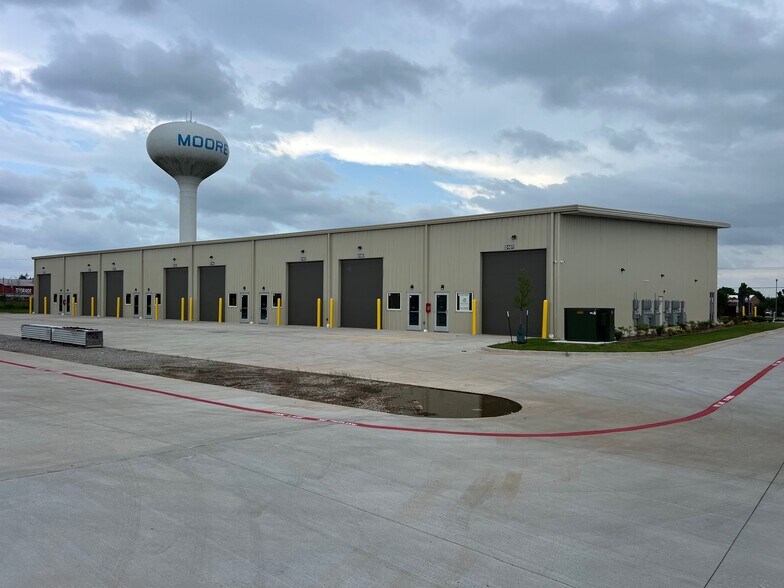 More Photos Of 1600 S Broadway Ave, Moore Self Storage For Lease