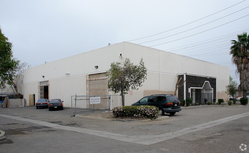 More Photos Of 2430 W 5th St, Santa Ana Warehouse For Lease