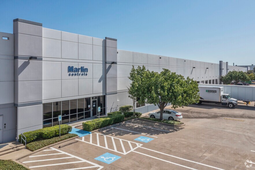 More Photos Of 11011 Regency Crest Dr, Dallas Warehouse For Lease