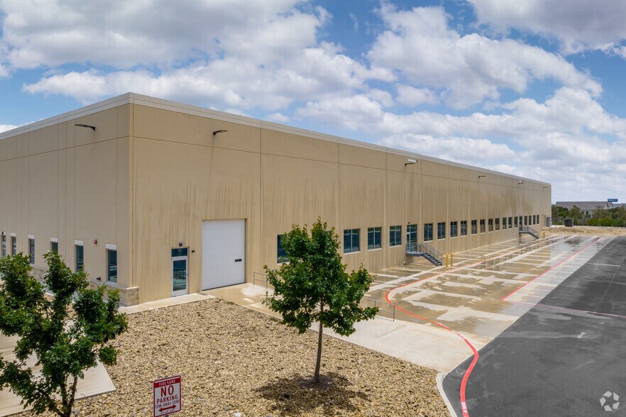 More Photos Of 6422 E Campus Dr, San Antonio Warehouse For Lease