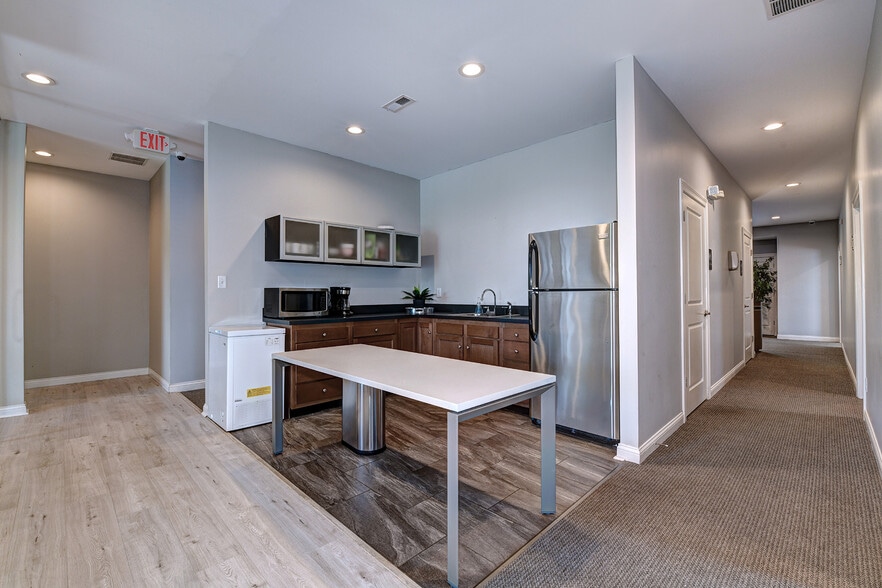 More Photos Of 10609-10611 Watterson Center Ct, Louisville Office For Sale