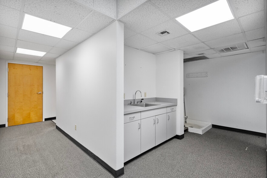 More Photos Of 421 S Beckham Ave, Tyler Medical For Lease