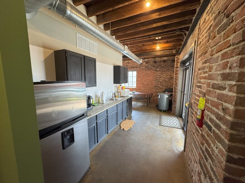 More Photos Of 1525-1527 Locust St, Kansas City General Retail For Lease