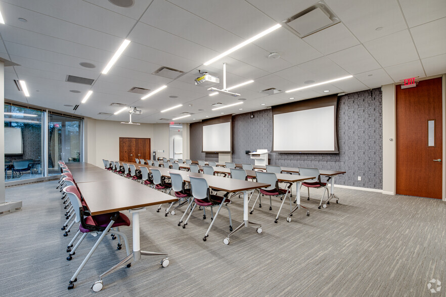 More Photos Of 8400 Normandale Lake Blvd, Bloomington Coworking Space