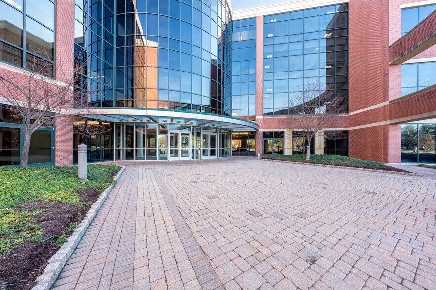 More Photos Of 1 Griffin Rd N, Windsor Office For Sale