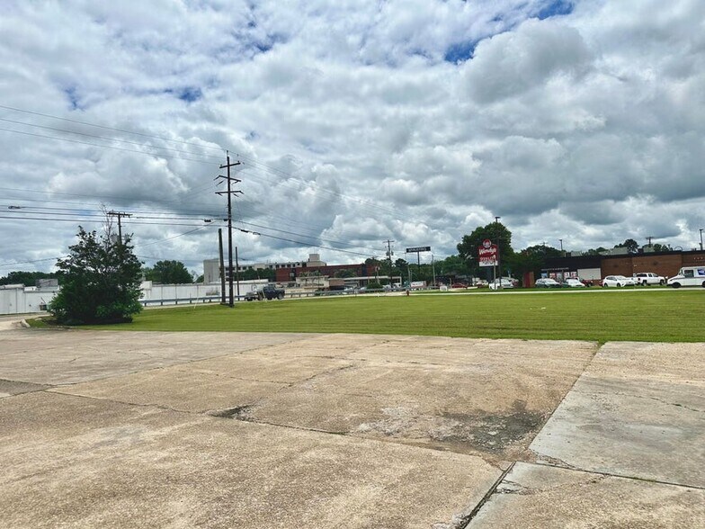 More Photos Of 712 Coulter Dr, New Albany Medical For Sale