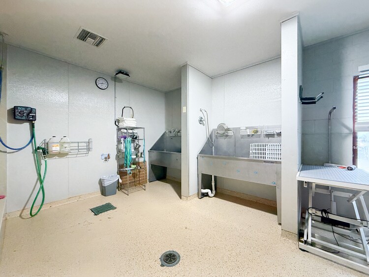 More Photos Of 45 E Airline Hwy, Kenner Veterinarian Kennel For Lease