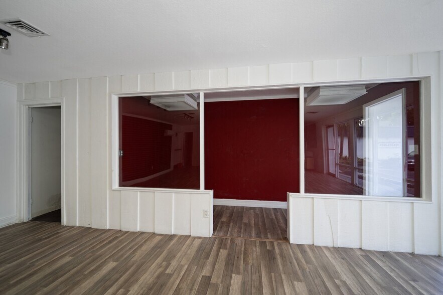 More Photos Of 1631 W Bay Dr, Largo Veterinarian Kennel For Sale