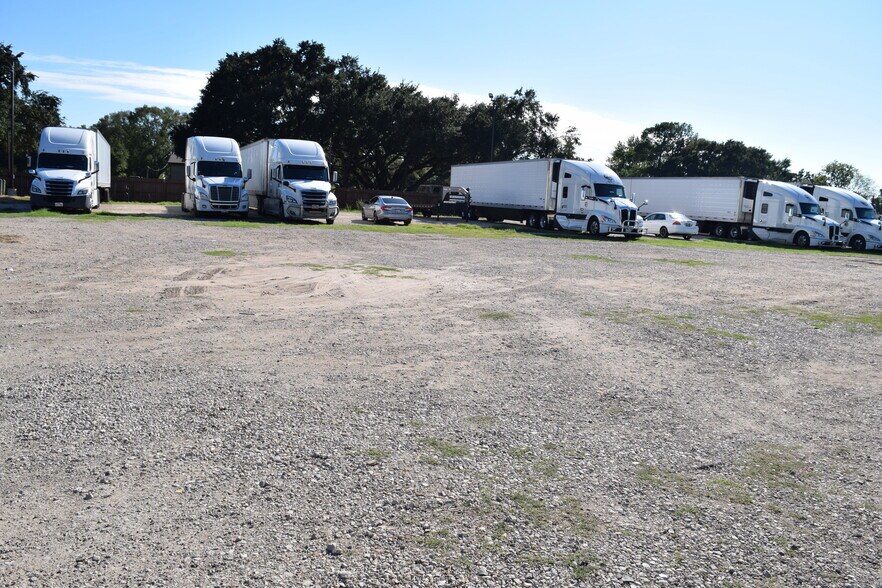 More Photos Of 12115 West Dr, Cypress Land For Lease