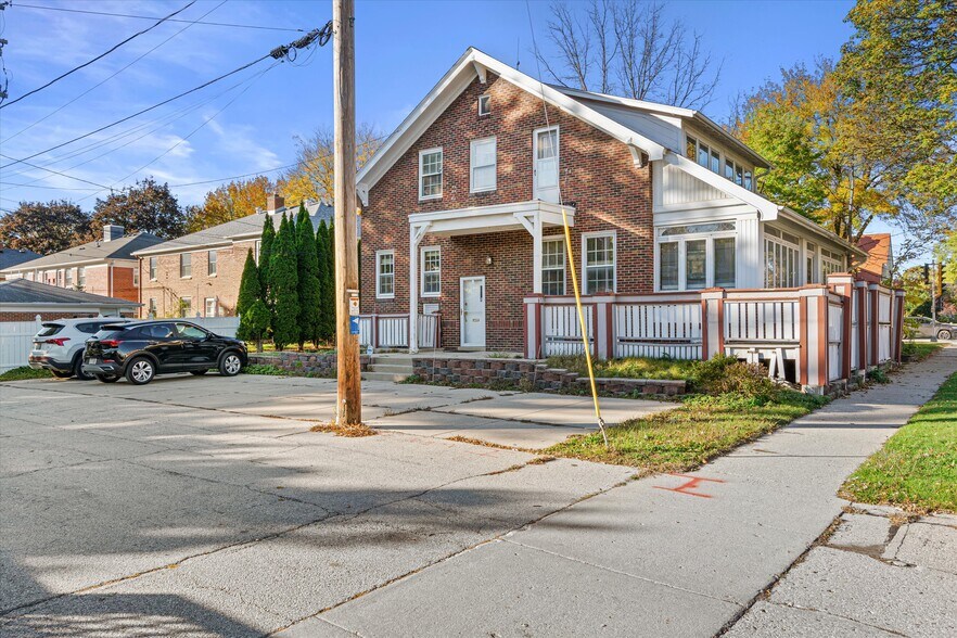 More Photos Of 2281 Swan Blvd, Milwaukee Office For Sale