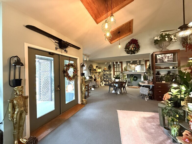 More Photos Of 421 N Spruce St, Abilene Freestanding For Sale