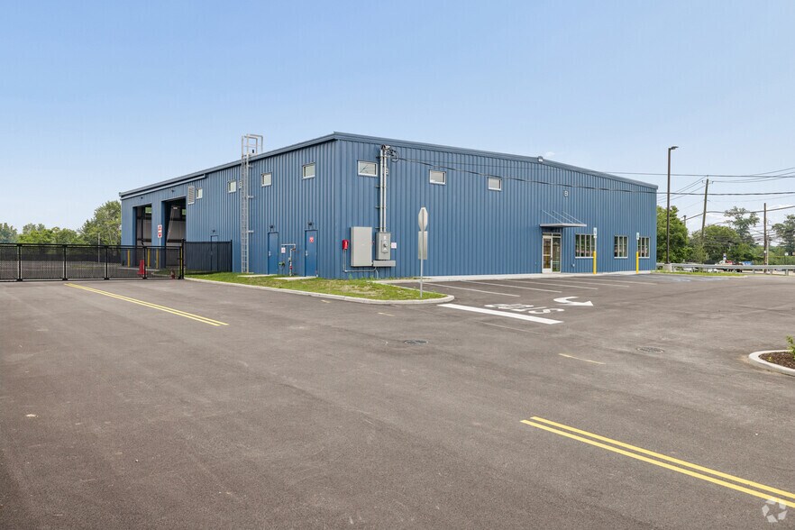 More Photos Of 2577 Forest Ave, Staten Island Truck Terminal For Lease