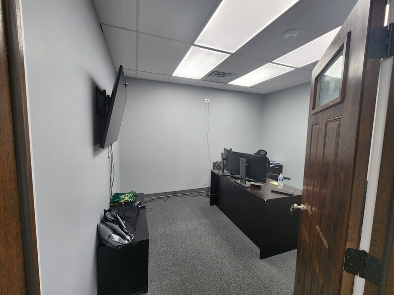 More Photos Of 1280-1330 Powis Rd, West Chicago Truck Terminal For Sale