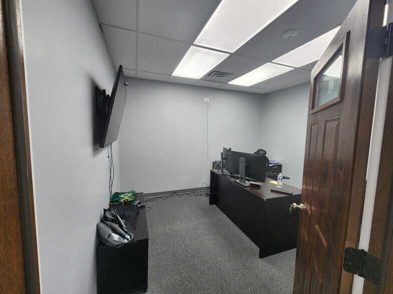 More Photos Of 1280-1330 Powis Rd, West Chicago Truck Terminal For Sale