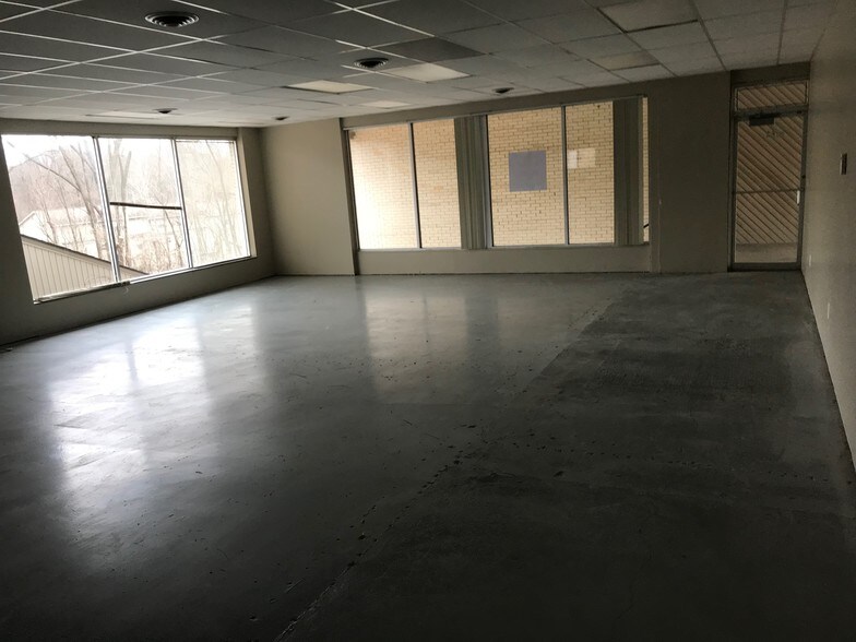 More Photos Of 3805 N Oak Trfy, Kansas City Office For Lease