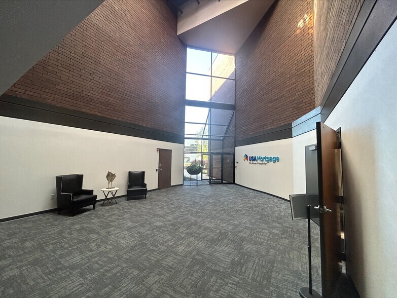 More Photos Of 12140 Woodcrest Exec Dr, Creve Coeur Office For Lease