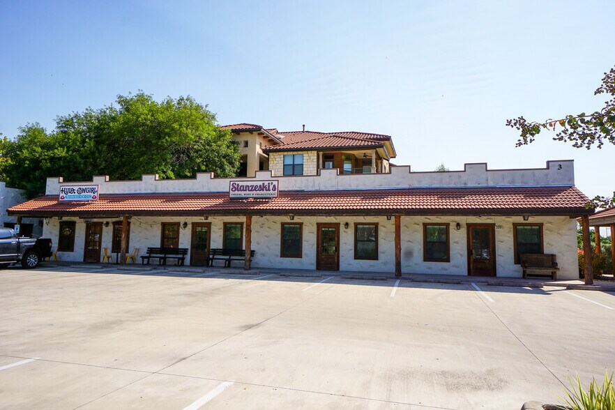 More Photos Of 103 N Austin Ave, Georgetown Storefront For Lease