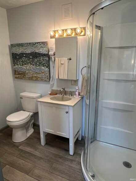 More Photos Of 128 W Walnut St, Kokomo Flex For Sale