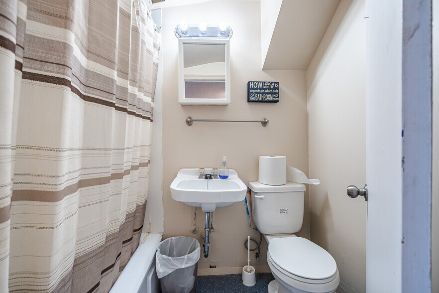 More Photos Of 4901 49 ave, Lloydminster Storefront For Sale