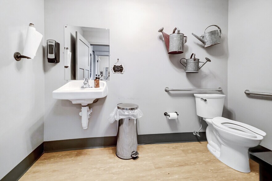 More Photos Of 105 E Liberty St, Arlington Restaurant For Sale